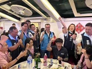 李四川今晚出席國際青年商會新北市區聯合月例會座談，與民眾熱情互動。李四川競選辦公室提供