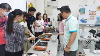 ▲學員分組體驗咖啡手網烘焙，從翻炒豆香中感受咖啡製作的樂趣(圖／民政局提供2026.5.30)
