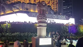 雅加達地方政府與2大佛教團體代表28日至下個月1日在市中心舉辦衛塞節慶典，於市中心設置象徵和平與宗教和諧的「阿育王柱」，石柱基座附有相關歷史銘文說明。中央社記者羅薇佳雅加達攝　115年5月30日