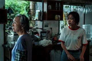 陸弈靜（左）與冼樂欣主演公視學生劇展《防颱準備》，分飾花蓮海邊民宿工作的婦人「芳姐」與僑生Bella。（公視提供）