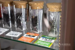 店內販售綠茶、紅茶、茉莉、玫瑰等中西茶品，如100克阿里山烏龍茶（右一）售價576荷林夫納（約新台幣408元）。中央社記者陳彥婷斯拉維揚斯克攝  115年5月30日