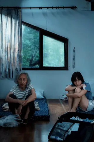影后陸弈靜（左）與香港新秀女演員冼樂欣在《防颱準備》分飾花蓮海邊民宿工作的婦人「芳姐」與僑生Bella。（公視提供）