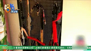 李男前往的踩背館房間內掛著各式各樣的「道具」。（翻攝浙江廣電）