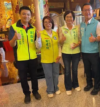 彰化伸港福安宮天上聖母暨新港十八庄聯合安營徒步遶境今日登場，民進黨彰化縣長參選人立委陳素月（右二）等人與會。（賴清美提供／葉靜美彰化傳真）