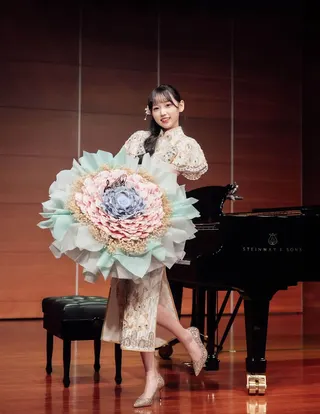 伊品開心展現媽媽送的畢業禮物「有錢花」。好言娛樂提供
