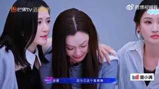 謝娜（左起）在旁安慰范瑋琪。翻攝微博