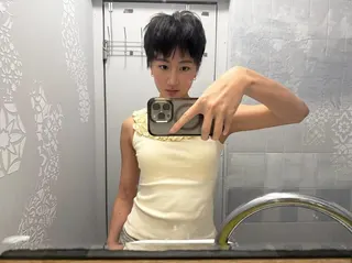 侯塞蕾新髮型相當短。（圖片來源：FB 侯昌明）