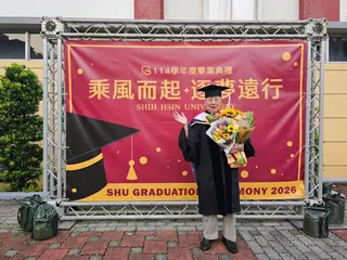 資深氣象主播李富城碩士畢業超級開心。(照片/游定剛拍攝)