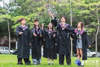 清華畢業生吹起泡泡，慶祝完成學業、迎向人生新階段。