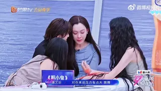 范瑋琪來到新隊伍，隊友圍上去安慰她，告訴她因為知道跳舞對她來說壓力有點大，才沒將放進組隊首選。翻攝微博
