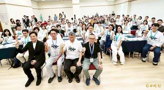 柯文哲(前左2)、黃國昌(前左3)今天在桃園市出席民眾黨2026黨公職共識營。(記者李容萍攝)