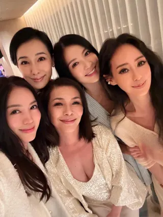 林牧潔（前左起）分享與張清芳、關穎合照。翻攝IG @muchieh