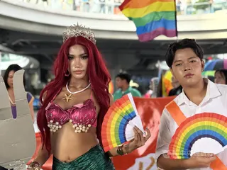 民眾盛裝打扮，手舉彩虹裝飾，曼谷同志驕傲大遊行吸引許多遊客目光。中央社記者李宗憲曼谷攝　115年5月31日