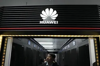 美國從2019年起對華為開鍘，從電信設備擴及半導體晶片。（示意圖／美聯社）