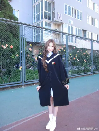 歐陽娣娣分享身穿學士服美照。翻攝微博