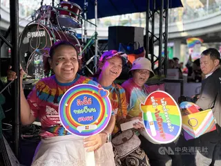 曼谷同志驕傲大遊行31日登場，參與民眾不分性別與年齡，各個盛裝打扮，揮舞彩虹旗幟參與遊行。中央社記者李宗憲曼谷攝　115年5月31日