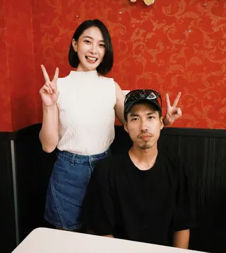 李亦捷（左）特地做了「求子儀式」，老公雖不相信但仍一起進行。翻攝IG @haha81911