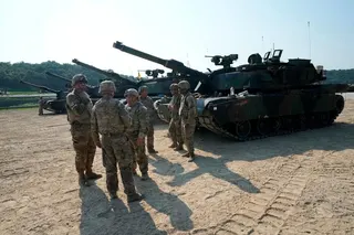 2024年8月14日，駐韓美軍在平昌的實彈射擊場，準備進行M1戰車實彈演練。美聯社