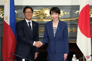 日本首相高市早苗（右）和菲律宾总统小马克斯星期四（5月28日）在东京举行的峰会上重申加强安全合作。 （路透社）