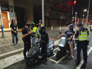警察局表示，為確保市民夜間睡眠品質、防堵改裝車呼嘯逃逸，此次「跨區大聯防」打破轄區建制，由淡水警分局與蘆洲警分局於淡水及八里兩端同步攔截，形成「兩端包抄」的閉鎖式路檢網。（圖／新北市環保局）