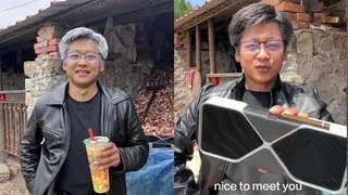 為了打造招牌造型，他花費100多元人民幣購入黑色皮衣，再搭配10元人民幣的粗框眼鏡，甚至直接將麵粉抹在頭髮上營造灰白髮色，全套裝扮成本不到200元人民幣（約新台幣830元）。（圖／抖音黃銀勳）