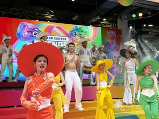 曼谷的購物商場為配合LGBTQ+社群的驕傲月及同志遊行，邀請舞者表演，氣氛高昂。中央社記者李宗憲曼谷攝　115年5月31日