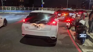 警方到場強勢喝令現場眾人配合盤查。（圖／翻攝畫面）