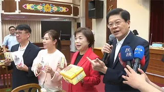 慶祝台股破4萬點！ 羅明才今送400份雞排珍奶太陽餅