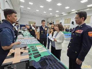 縣長周春米視察破案成果，了解地下錢莊吸血的過程。(記者葉永騫攝)
