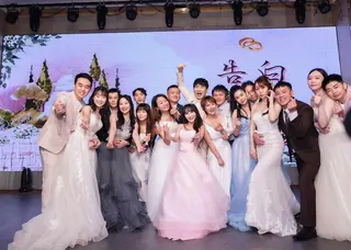 王宥忻與「F40」等新人舉辦聯合婚宴。（圖／女神愛啪啪 IPAPA提供）