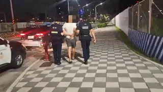 警方將廖男帶回管束。（圖／翻攝畫面）