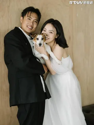洋蔥分享與妻子的甜蜜婚紗照，照片中兩人露出幸福笑容，愛犬阿弟也一同入境，一家三口畫面甜蜜不已。（圖／翻攝IG@911_onion）