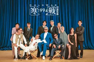 楊采妮（前排右二）日前出席電影《寒戰1994》首映，與郭富城（前排右三）等老戰友同框。（翻攝自楊采妮臉書）