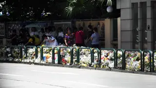 交通肇事現場有大批市民獻花悼念