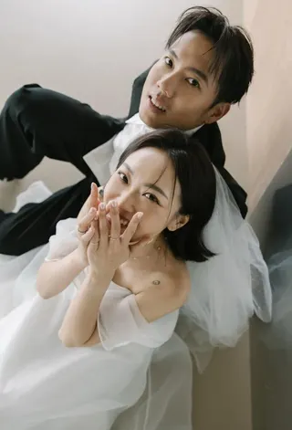 洋蔥公開和老婆的甜蜜婚紗照 。翻攝911_onion IG