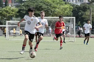 Koen Louwerier(左)率領MFA U15 Red隊以4：2擊敗新北航源-紅隊搶下首勝。（安聯人壽提供）