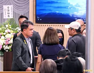 市議員張志豪前往弔唁。(記者方照賓攝)