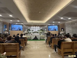 台北市「邏思起子」密室逃脫店發生吳姓女員工扮演吊死鬼時，窒息身亡的不幸事件，今(1)日家屬在台北市懷愛館舉辦追思會，不少親友齊聚表達對吳女的無盡思念。(記者孫唯容攝)