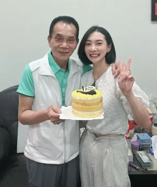 李亦捷（右）喪父後化悲憤為力量。翻攝IG @haha81911