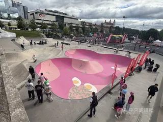 立陶宛首都維爾紐斯市區的極限運動場被漆成粉紅湯的樣子，響應年度粉紅湯節活動。中央社記者游堯茹維爾紐斯攝　115年6月1日