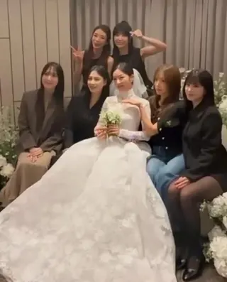 尹普美日前大婚，Apink全員大集合，就連已退團的洪瑜暻也到場祝福。翻攝NAVER