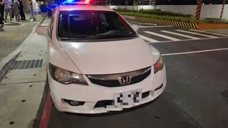 《圖說》新莊警現場攔查之自小客車。〈新莊分局提供〉