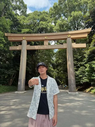 黃鐙輝多年前曾被拍到讓兒子在路邊小便。（圖／翻攝自黃鐙輝臉書）