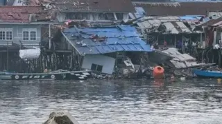 疑似二战日军遗留炮弹周日在印尼巴布亚省发生爆炸，现场9栋房屋被摧毁。（图取自NyxNara X帐号）