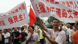 2007年10月1日，數百名示威者取消了衝擊警方路障的威脅，遊行前往澳門政府總部。