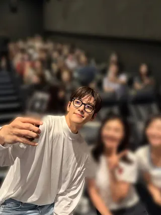 池昌旭與粉絲合照。翻攝IG@showbox.movie