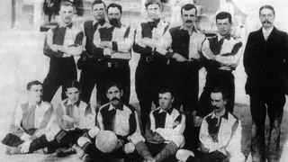 A black and white image showing the 1903-04 Pachuca team, including William Bray