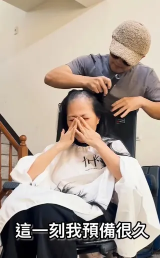 姑慕．巴紹（Kumu Basaw）剃光頭證實罹癌化療。（圖／翻攝自IG @kbvocalist）