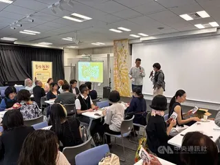 文化部駐日本代表處台灣文化中心主辦的「剪花・綻放－台灣剪紙藝術在馬祖」特展2日開幕，現場舉辦體驗活動，由陳治旭親自帶領來賓體驗剪花創作。中央社記者戴雅真東京攝　115年6月2日