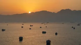 黃昏時分，停泊在霍爾木茲海峽的船隻